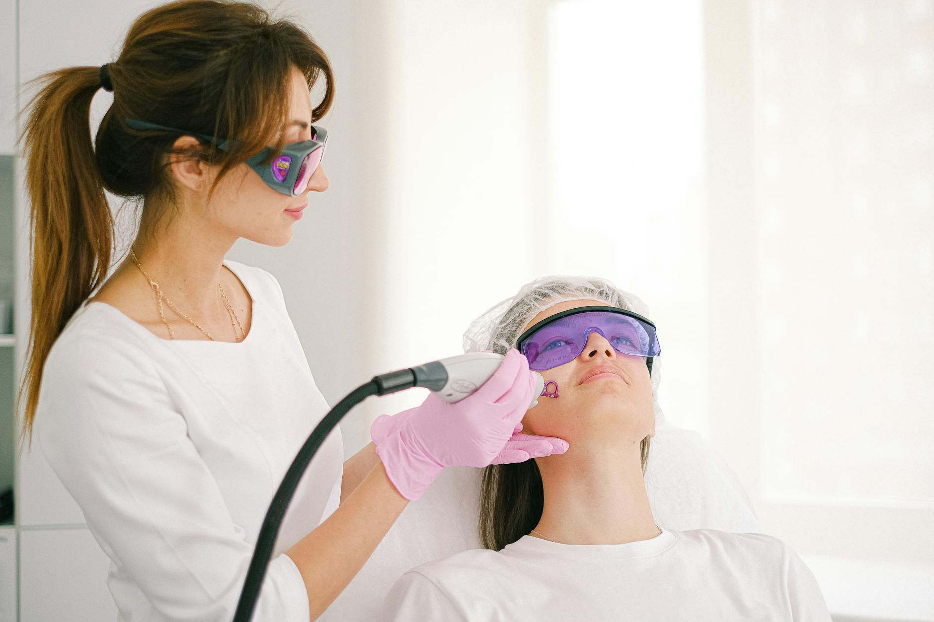 Endolaser vs Facelift: Which One Should You Choose?