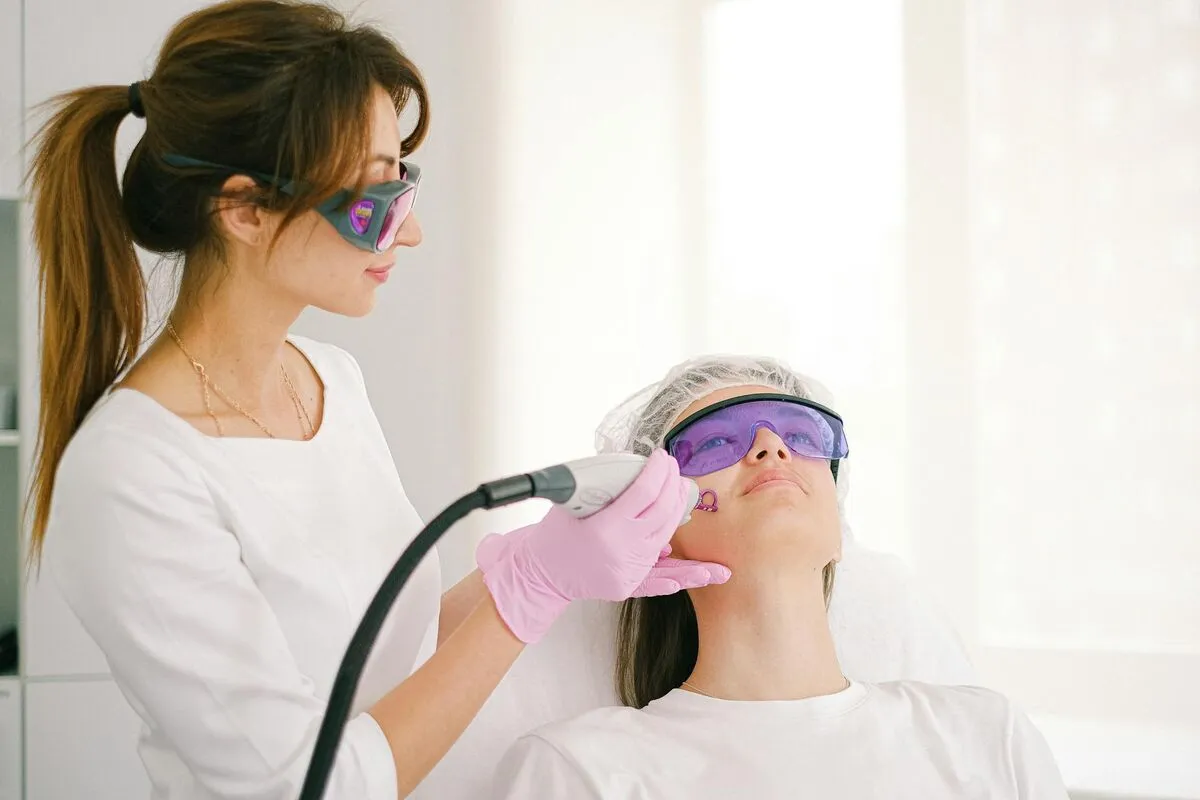 Endolaser vs Facelift: Which One Should You Choose?