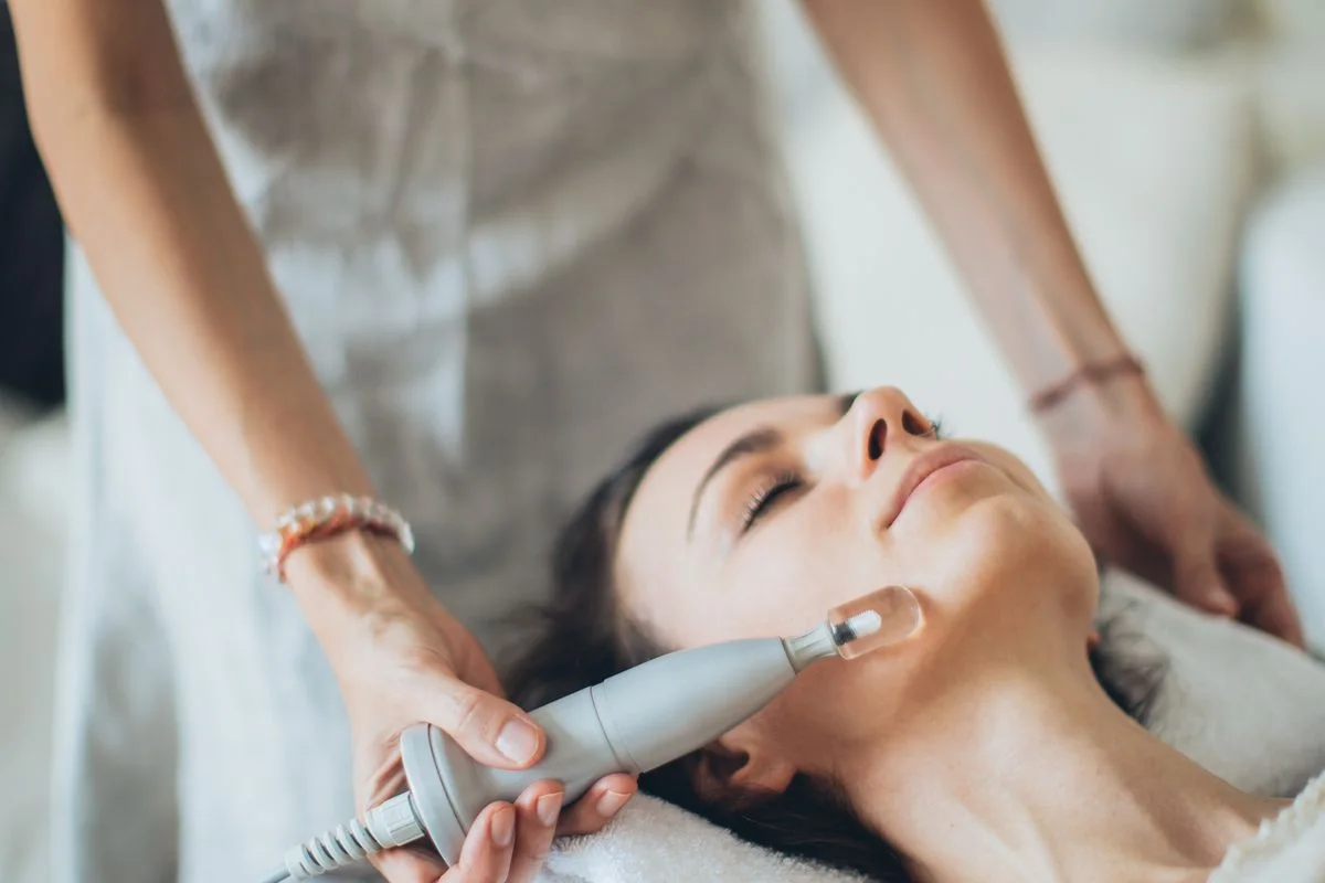Hydraneedle vs HydraFacial: What’s the Difference?